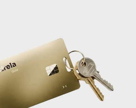Kad emas Ondrela disangkut pada gelang kunci