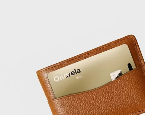 Kad emas Ondrela di dalam ruang kad dompet kulit